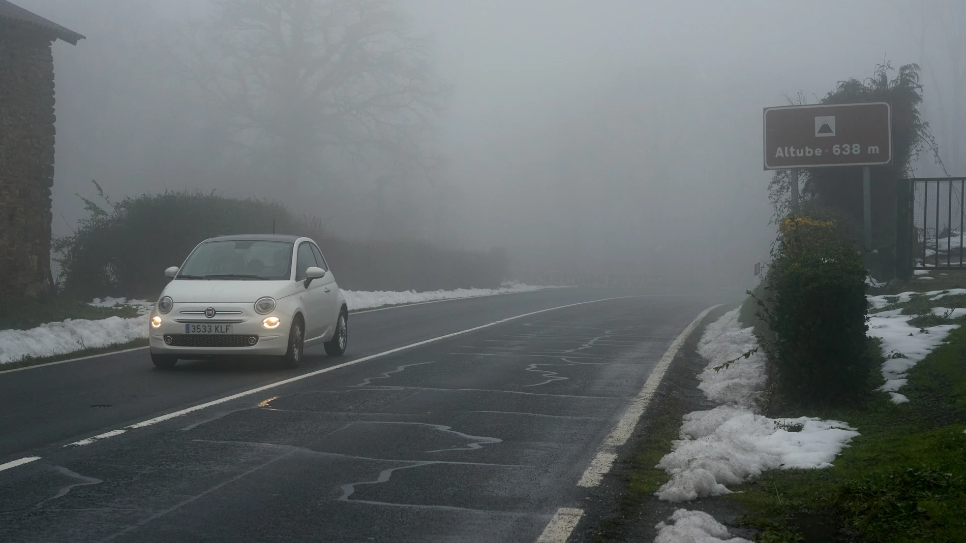 Es muy importante extremar las precauciones al volante sobre todo en las primeras horas del día y en zonas sombrías, ya que pueden aparecer placas de hielo que dificulten la conducción