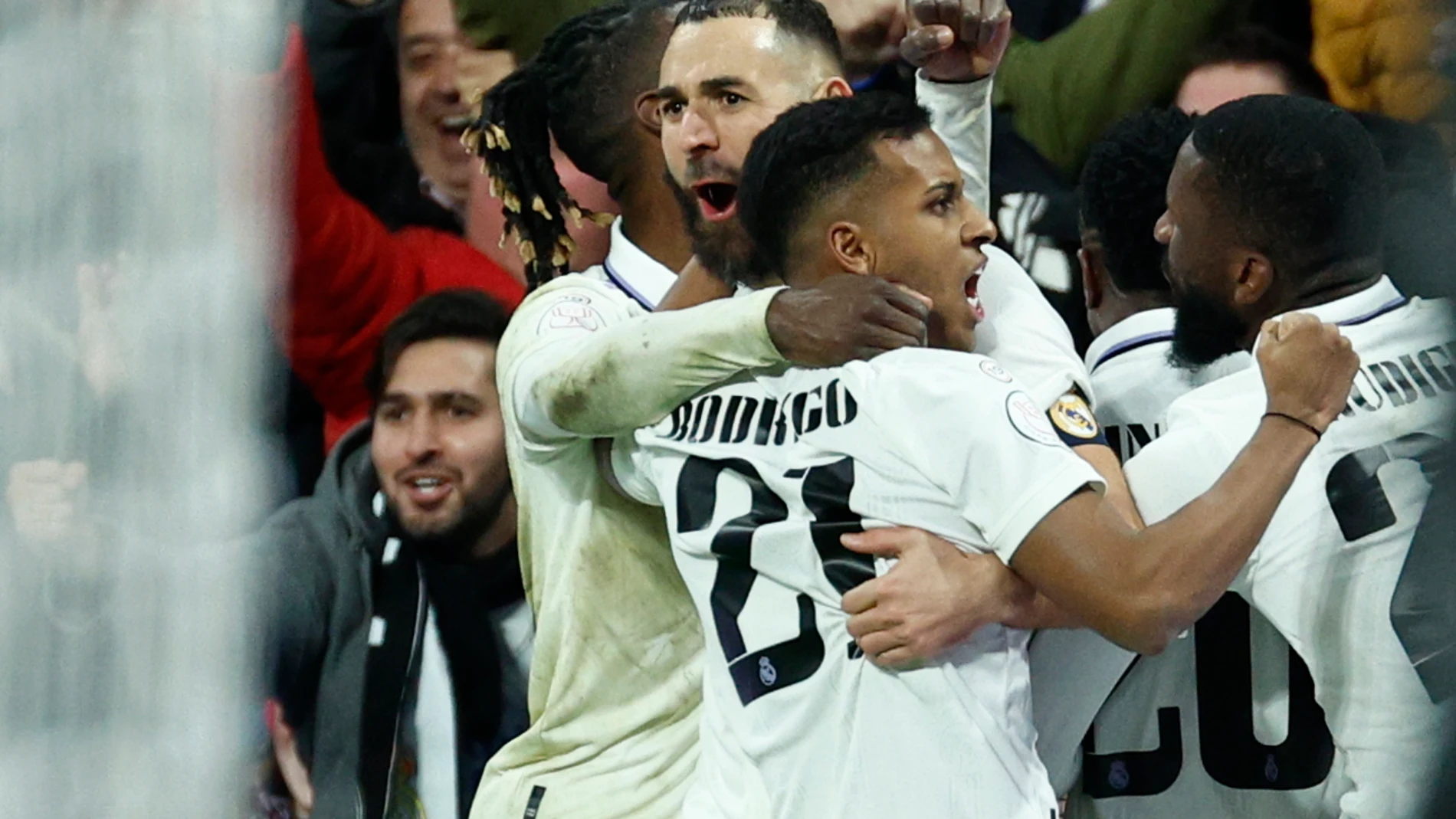 Los delanteros del Real Madrid, Karim Benzema y Rodrygo elebran el segundo gol de su equipo durante el encuentro correspondiente a cuartos de final de la Copa del Rey que disputan hoy jueves frente al Atlético de Madrid en el estadio Santiago Bernabéu, en Madrid. EFE/ Rodrigo Jiménez