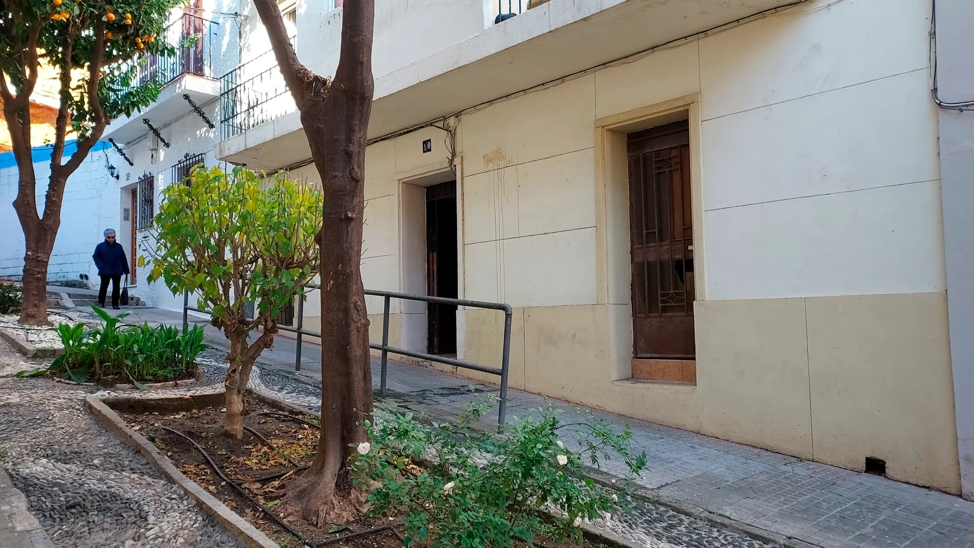 ALGECIRAS(CÁDIZ), 26/01/2023.- Vivienda donde residia,Yasin Kanza, el marroquí de 25 años detenido este miércoles en Algeciras (Cádiz) tras haber matado con un machete a un sacristán y herido a otras cuatro personas, entre ellas un sacerdote, residía en España desde 2019 y desde el pasado mes de junio tenía pendiente su expulsión al estar en situación irregular. EFE/ Isabel Laguna