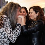 El cantante Mario Vaquerizo saluda a la presidenta de la Comunidad de Madrid, Isabel Díaz Ayuso junto a la presidenta de la Asamblea de Madrid, Eugenia Carballedo en Fitur