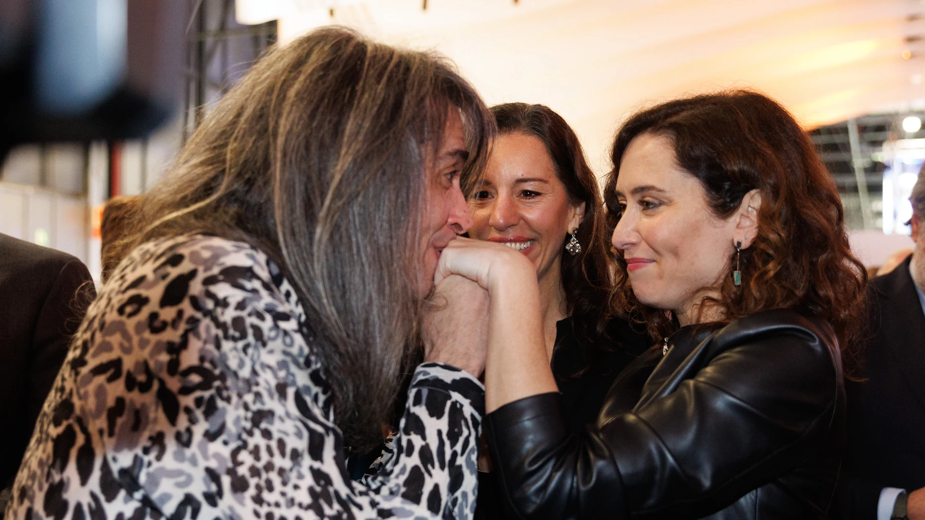 El cantante Mario Vaquerizo saluda a la presidenta de la Comunidad de Madrid, Isabel Díaz Ayuso junto a la presidenta de la Asamblea de Madrid, Eugenia Carballedo en Fitur