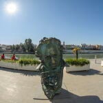 Una de las nueve réplicas de tamaño gigante de la estatuilla de Goya, que se entregan en la Gala del Cine Español, instalada en el Paseo del Marqués de Contadero de Sevilla, ciudad andaluza que albergara este año la XXXVII edición de los Premios Goya. EFE/ Raúl Caro