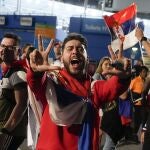 Aficionados serbios celebran en los alrededores de la Rod Laver Arena la victoria de Djokovic ante Tommy Paul