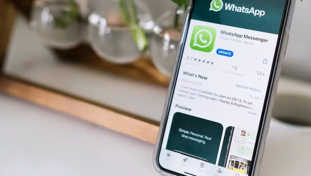 Aplicación de WhatsApp en un móvil.