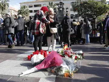 Dos mujeres colocan una vela en el sitio donde asesinaron al sacristán Diego Valencia de la iglesia de la Palma en Algeciras (Cádiz) Dos mujeres colocan una vela en el sitio donde asesinaron al sacristán Diego Valencia de la iglesia de la Palma en Algeciras (Cádiz)