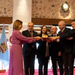 ARANDA DE DUERO (BURGOS), 27/01/2023.- La alcaldesa de Aranda de Duero, Raquel González (i), pasa el testigo a la Región Portuguesa del Duero durante la clausura de su año como Ciudad Europea del Vino, este viernes en Aranda de Duero (Burgos). EFE/ Paco Santamaría