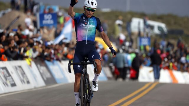 Supermán López levanta el brazo para celebrar su victoria en el Alto del Colorado