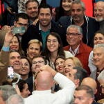 El secretario general del PSOE, Pedro Sánchez (c-i), se fotografía con varios de los asistentes al mitín de precampaña celebrado en la capital grancanaria