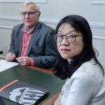 El alcalde de València, Joan Ribó, durante la reunión con la presidenta del Valencia CF, Layhoon Chan (d)