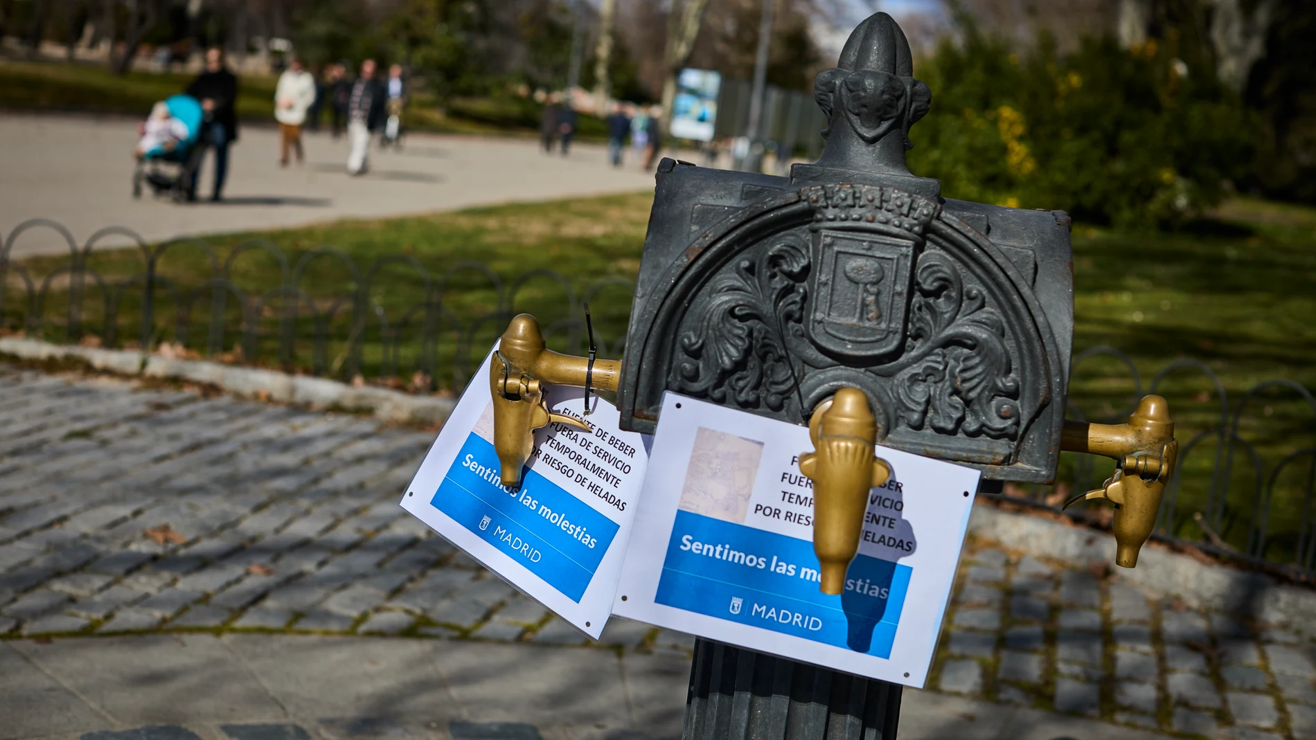 Las fuentes del parque madrileño del Retiro permanecen cerradas debido a la ola de frío que estamos pasando estas semanas en el pais.