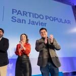 La secretaria general del PP, Cuca Gamarra; el presidente de ese partido en la Región de Murcia, Fernando López Miras, y el candidato 'popular' a la Alcaldía de San Javier, José Miguel Luengo