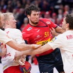 Dani Dujshebaev frenado por la defensa de Dinamarca en las semifinales del Mundial