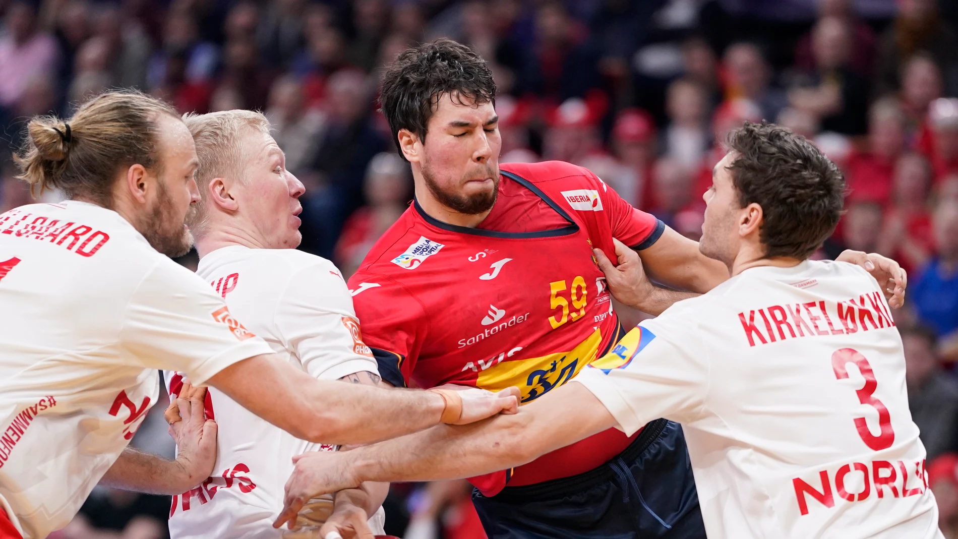 Dani Dujshebaev frenado por la defensa de Dinamarca en las semifinales del Mundial