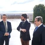 El vicepresidente Juan García-Gallardo, conversa con Gerardo Dueñas y Calos Pollán, entre otros, antes del acto por el veinte aniversario del Itacyl