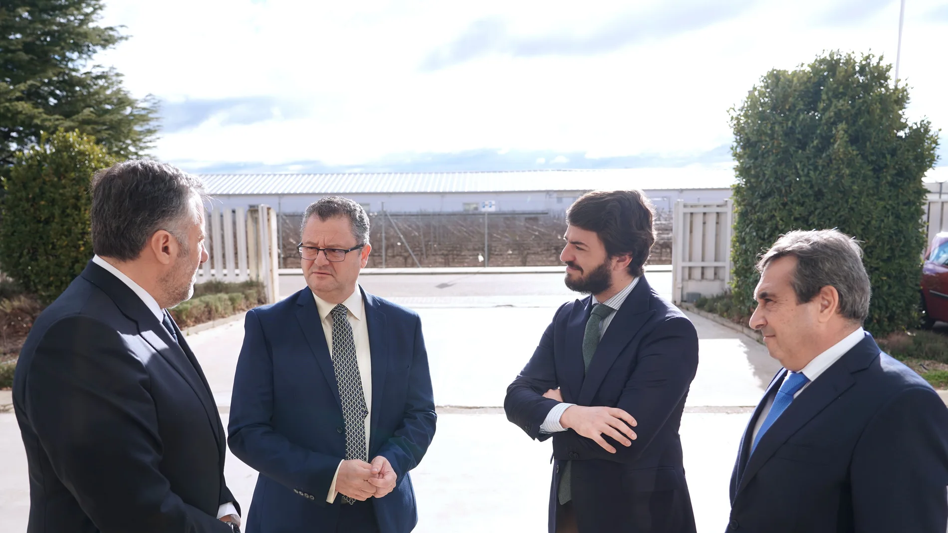 El vicepresidente Juan García-Gallardo, conversa con Gerardo Dueñas y Calos Pollán, entre otros, antes del acto por el veinte aniversario del Itacyl