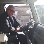 El director de Administración Local, Emilio Arroita García, entrega el camión a la Mancomunidad del Valle del Tiétar