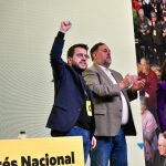LLEIDA, 28/01/2023.- El presidente de la Generalitat, Pere Aragonès (c) junto al líder de ERC, Oriol Junqueras (c), y la secretaria general adjunta de ERC, Marta Vilalta durante el 29 congreso nacional que Esquerra Republicana de Catalunya (ERC) celebra este sábado en Lleida, una cita que estará marcada por su nueva propuesta de referéndum pactado basado en la vía montenegrina, como también por la negociación de los presupuestos catalanes y las cesiones de los republicanos para lograr un acuerdo con el PSC. EFE/ Alex Lopez
