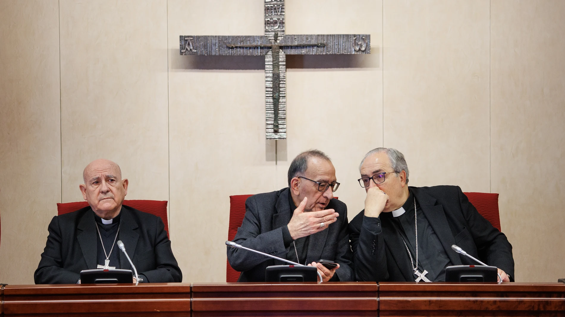 (I-D) El obispo coordinador del Equipo Sinodal, Vicente Jiménez Zamora, el presidente de la CEE, cardenal Juan José Omella, y el secretario General de la CEE, Francisco César García Magán