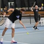 Tsitsipas practica el servicio en su último entrenamiento en Melbourne