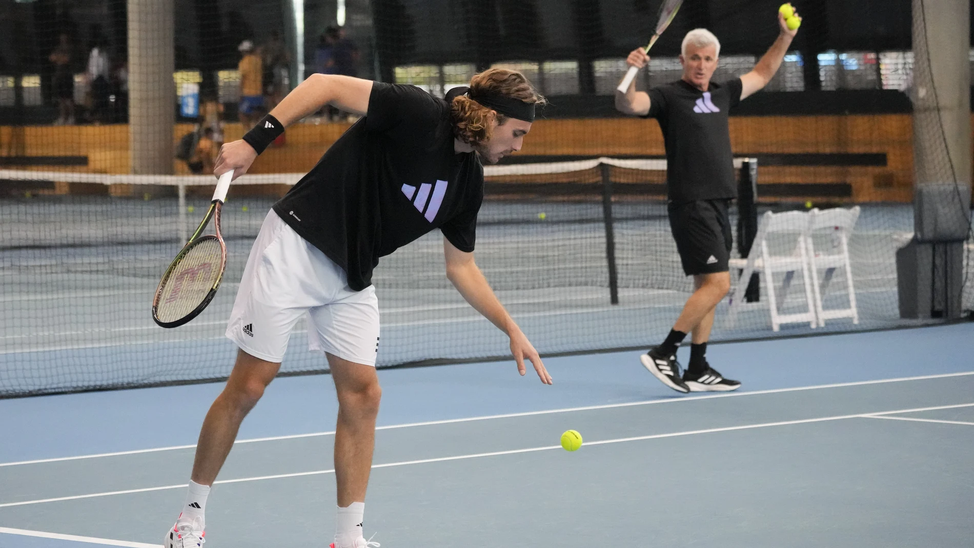 Tsitsipas practica el servicio en su último entrenamiento en Melbourne