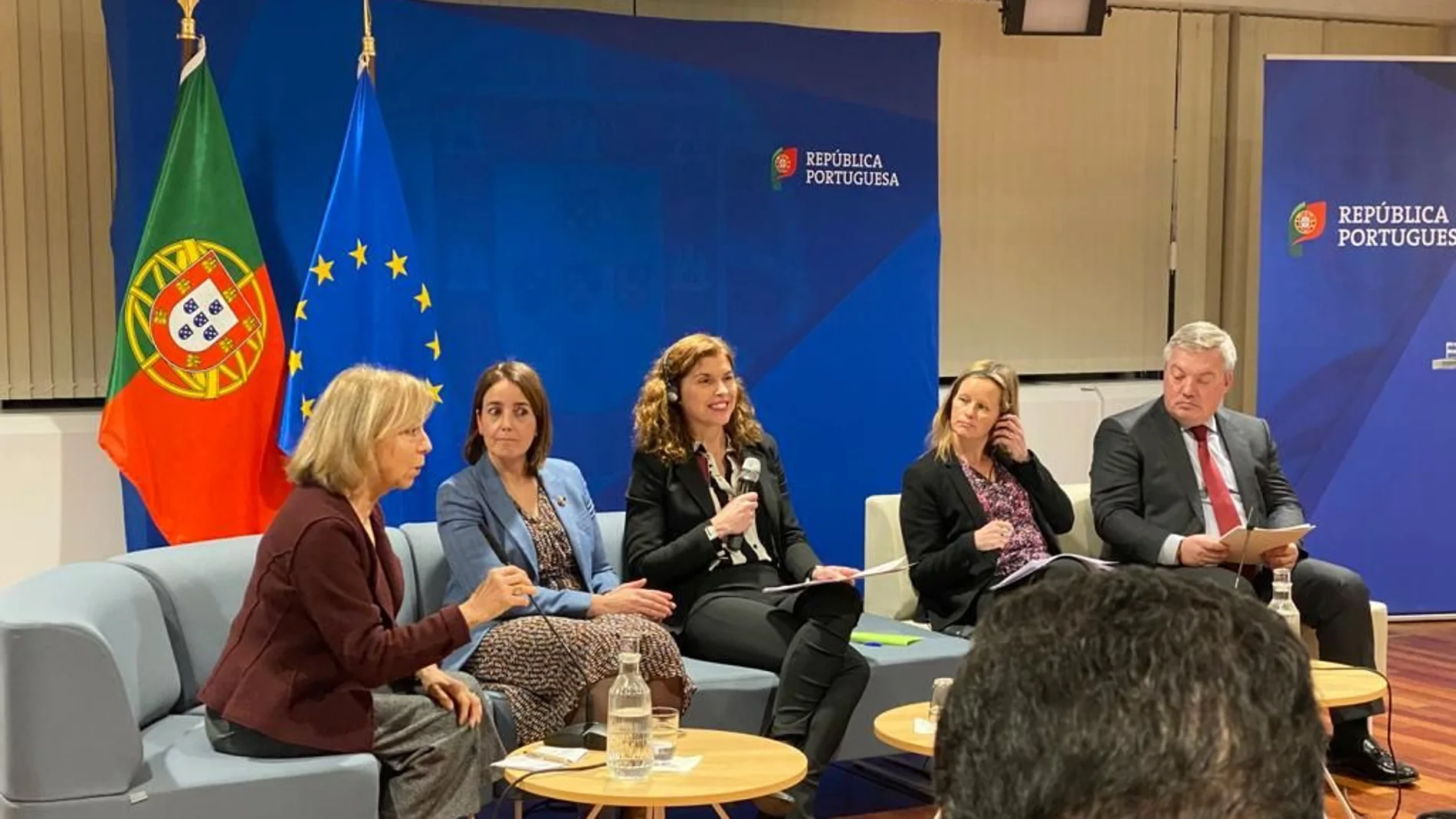 La directora de la Oficina, Clara San Damián, participa en un debate, en la capital europea, junto a la comisaria portuguesa, Elisa Ferreira, para visibilizar las fortalezas y debilidades de ambos territorios ante las instituciones europeas