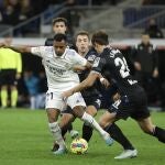 Rodrygo intenta escapar de dos defensores de la Real Sociedad