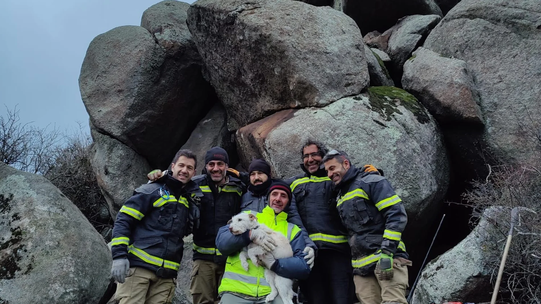 Efectivos del Servicio de Prevención, Extinción de Incendios y Salvamentos del Ayuntamiento de Ávila posan con la perrita "Chispa" tras el rescate