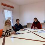 Un momento de la reunión entre la diputada de Servicio de Asuntos Sociales, Azucena Suárez, con María Teresa Fuentetaja, presidenta provincial de Cruz Roja en Segovia