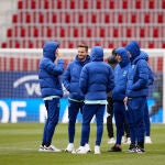 Varios jugadores del Atlético de Madrid hablando antes del partido ante Osasuna