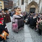 Festividad de San Lesmes Abad, patrono de Burgos, con la celebración de una misa solemne en su honor y el tradicional reparto de panecillos, acompañados de productos típicos de la tierra.