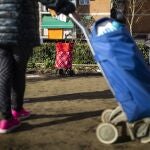 Imágenes de la cola de reparto de alimentos de la asociación de vecinos AVA en Aluche