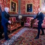 El presidente del Tribunal Constitucional (TC), Cándido Conde-Pumpido (izda.), hoy, en su encuentro con el presidente del Senado, Ander Gil