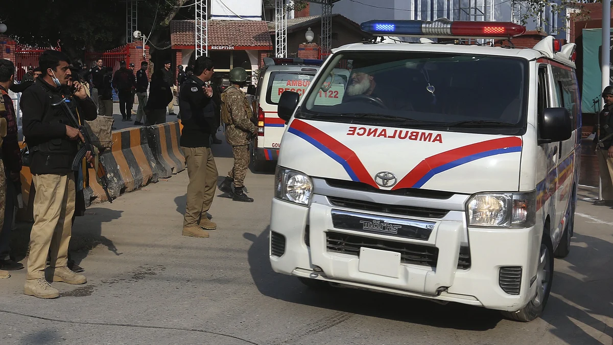 Una ambulancia transporta heridos hacia un hospital desde el lugar donde explotó una bomba en Peshawar, Pakistán