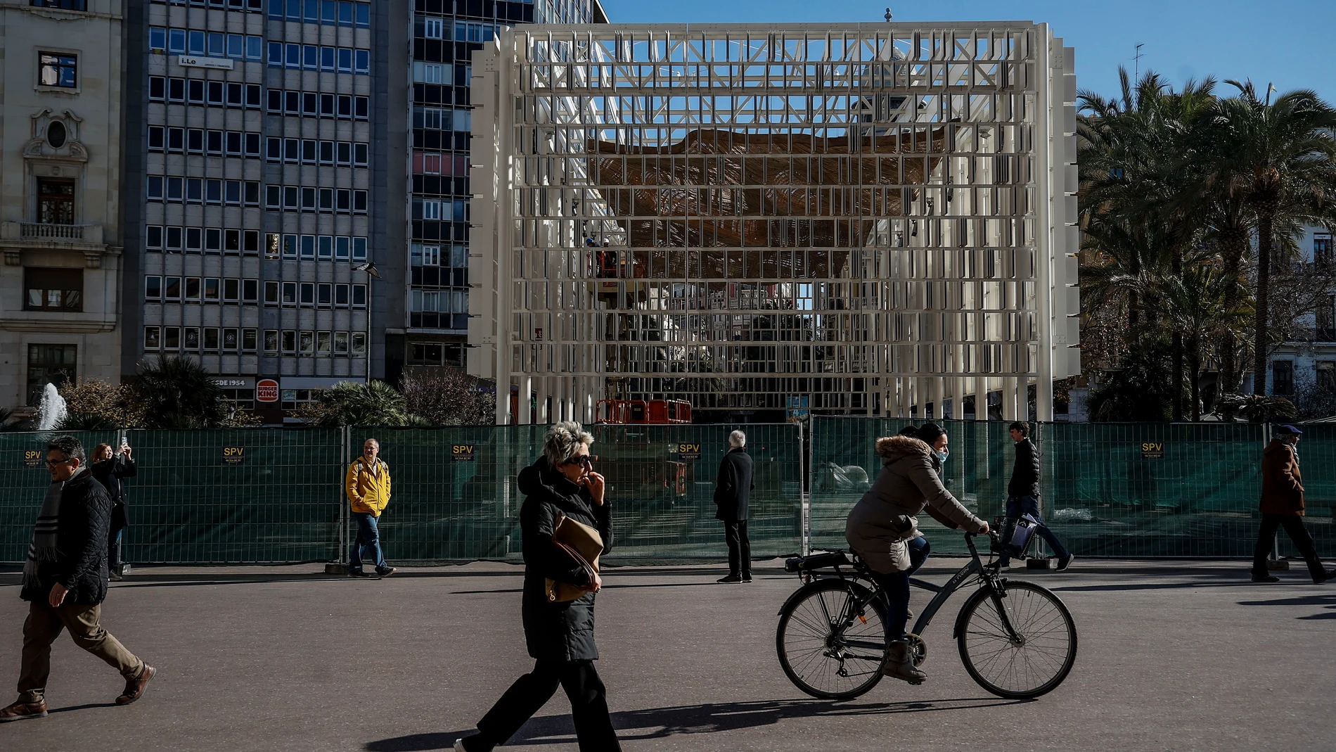 Fachada del desmontaje del pabellón Ágora del Diseño en la Plaza del Ayuntamiento