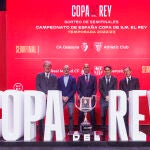 Luis Rubiales junto al seleccionador Luis De la Fuente, entre otros, en el sorteo de semifinales