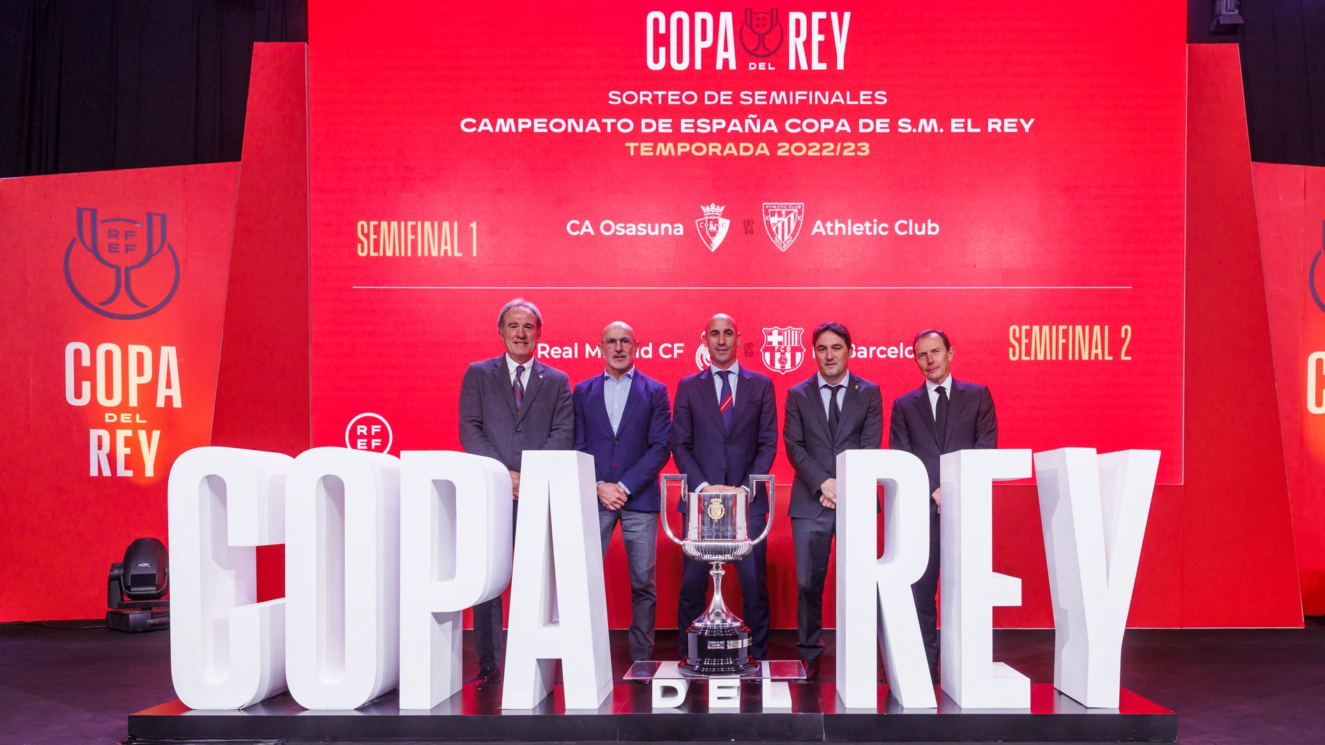 Luis Rubiales junto al seleccionador Luis De la Fuente, entre otros, en el sorteo de semifinales
