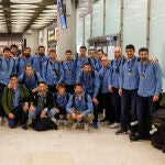 La selección española de balonmano, tanto jugadores como cuerpo técnico, posan en Barajas con el bronce que ganaron en el Mundial