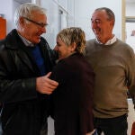 El alcalde de València y portavoz de Compromís por Valencia, Joan Ribó; la síndica de Compromís en las Cortes Valencianas, Papi Robles, y el portavoz y diputado de Compromís en el Congreso de los Diputados, Joan Baldoví, se saludan a su llegada a la presentación en rueda de prensa de la propuesta de la coalición para vivienda