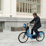 Almeida en una de la nuevas bicicletas de Madrid
