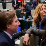 El alcalde de Madrid, José Luis Martínez-Almeida, con Begoña Villacís al fonfo