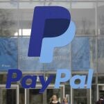 Logo de PayPal en sus oficinas centrales de San José (California)