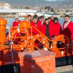 MOTRIL (ESPAÑA), 31/01/2023.- Efectivos de Salvamento Marítimo han trasladado en la tarde de este martes al puerto de Motril (Granada) a 16 personas de origen magrebí, entre los que podría haber un menor, que llegaron esta mañana por sus propios medios a la isla de Alborán, donde permanecieron varias horas. EFE/ Alba Feixas