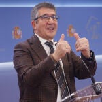 El portavoz del PSOE en el Congreso, Patxi López, durante una rueda de prensa anterior a la reunión de la Junta de Portavoces, en el Congreso de los Diputados.