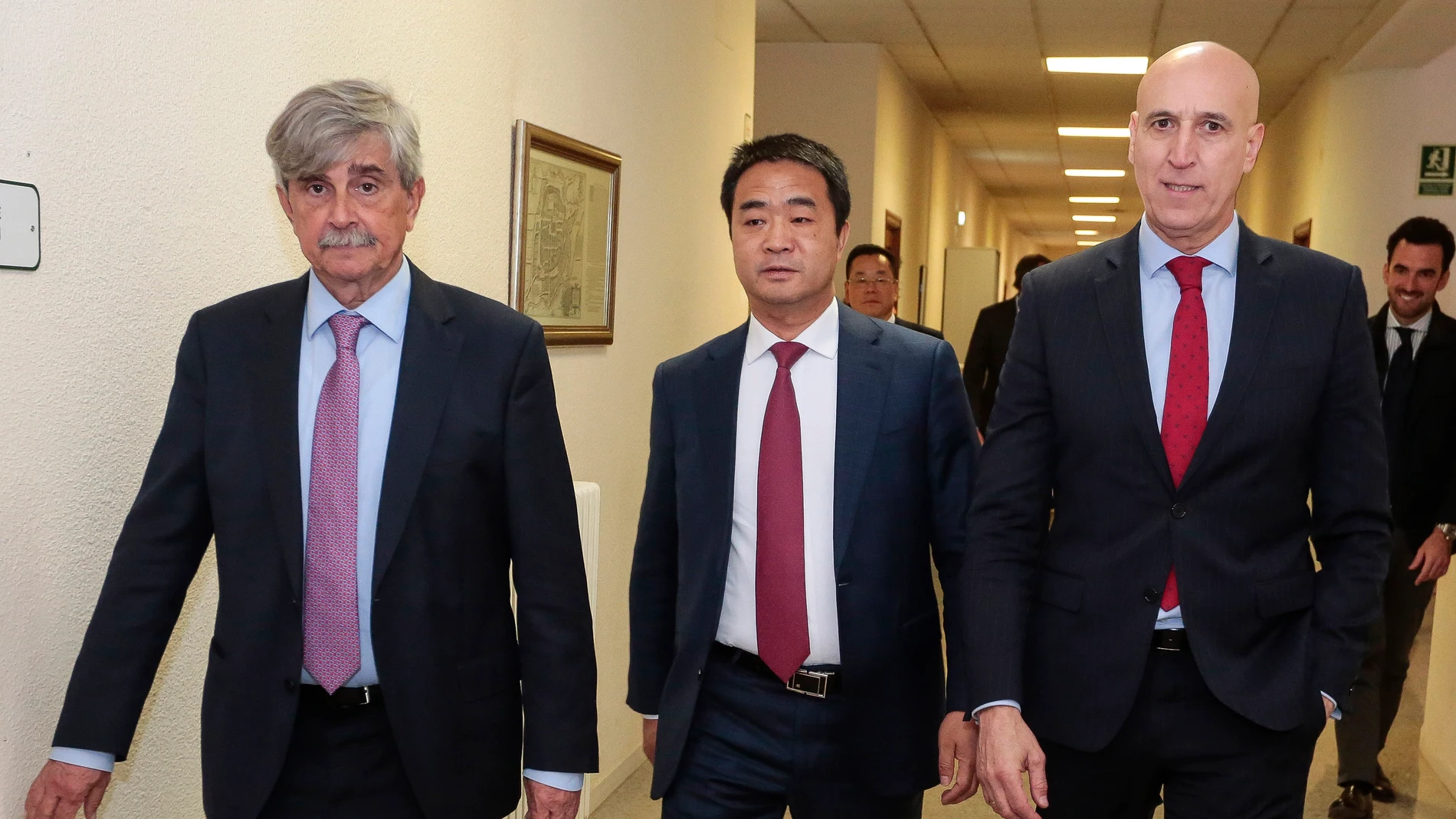 Firma del convenio de colaboración entre la Universidad de León y Huawei Technologies España SL en la que participan el rector, Juan Francisco García Marín, y el director general de Huawei en España, Eric Li. Junto a ellos, el alcalde de León, José Antonio Diez