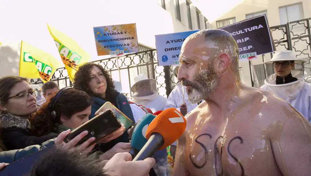 Carlos Zafra, veterinario y portavoz de la Asociación de Apicultores atiende a los medios en el marco de la protesta convocada por el sector apícola murciano este martes frente a la Delegación del Gobierno en la Región