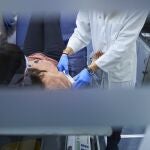 Una donante se prepara para donar sangre en un dispositivo de Cruz Roja, en el centro Comercial La Gavia, en Madrid (España)