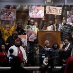 El reverendo Al Sharpton habla a la prensa durante el funeral del joven afroamericano Tyre Nichols