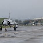 Aviones de combate Mirage 2000 de Taiwán rodando por una pista durante un simulacro en una base aérea en Hsinchu, Taiwán