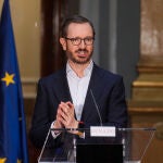 El portavoz del Grupo Parlamentario Popular en el Senado, Javier Maroto, durante la rueda de prensa ofrecida este miércoles tras la Junta de Portavoces del Senado. EFE/Borja Sánchez-Trillo