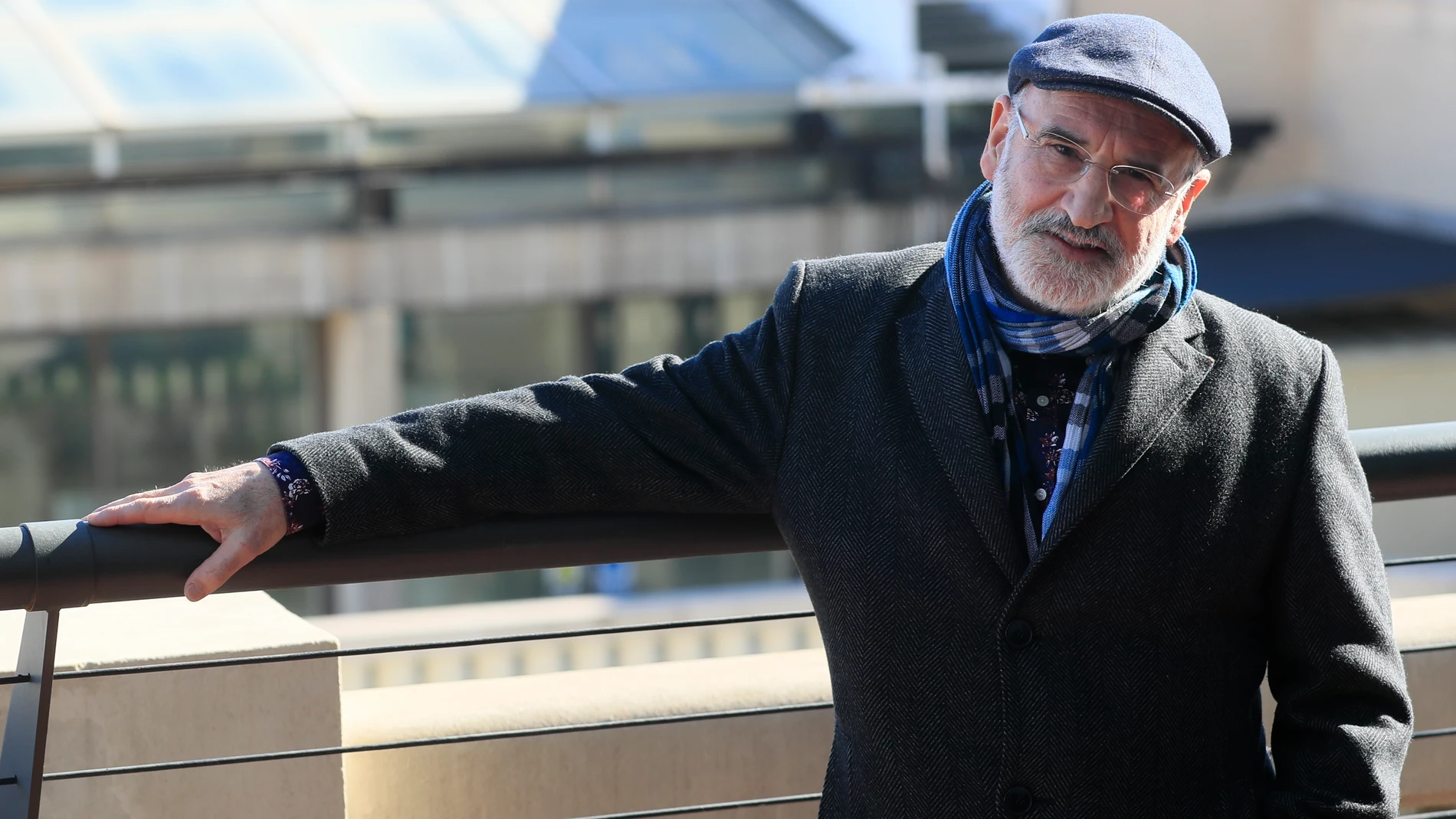 MADRID, 01/02/2023.- El escritor Fernando Aramburu posa para EFE con motivo de la presentación de nueva novela, "Hijos de la fábula" en la que vuelve al mundo de ETA contando la historia de dos jóvenes exaltados que marchan en 2011 al sur de Francia con la intención de convertirse en militantes de la banda justo cuando se anuncia su cese, viviendo situaciones que rondan el esperpento. EFE/ Fernando Alvarado